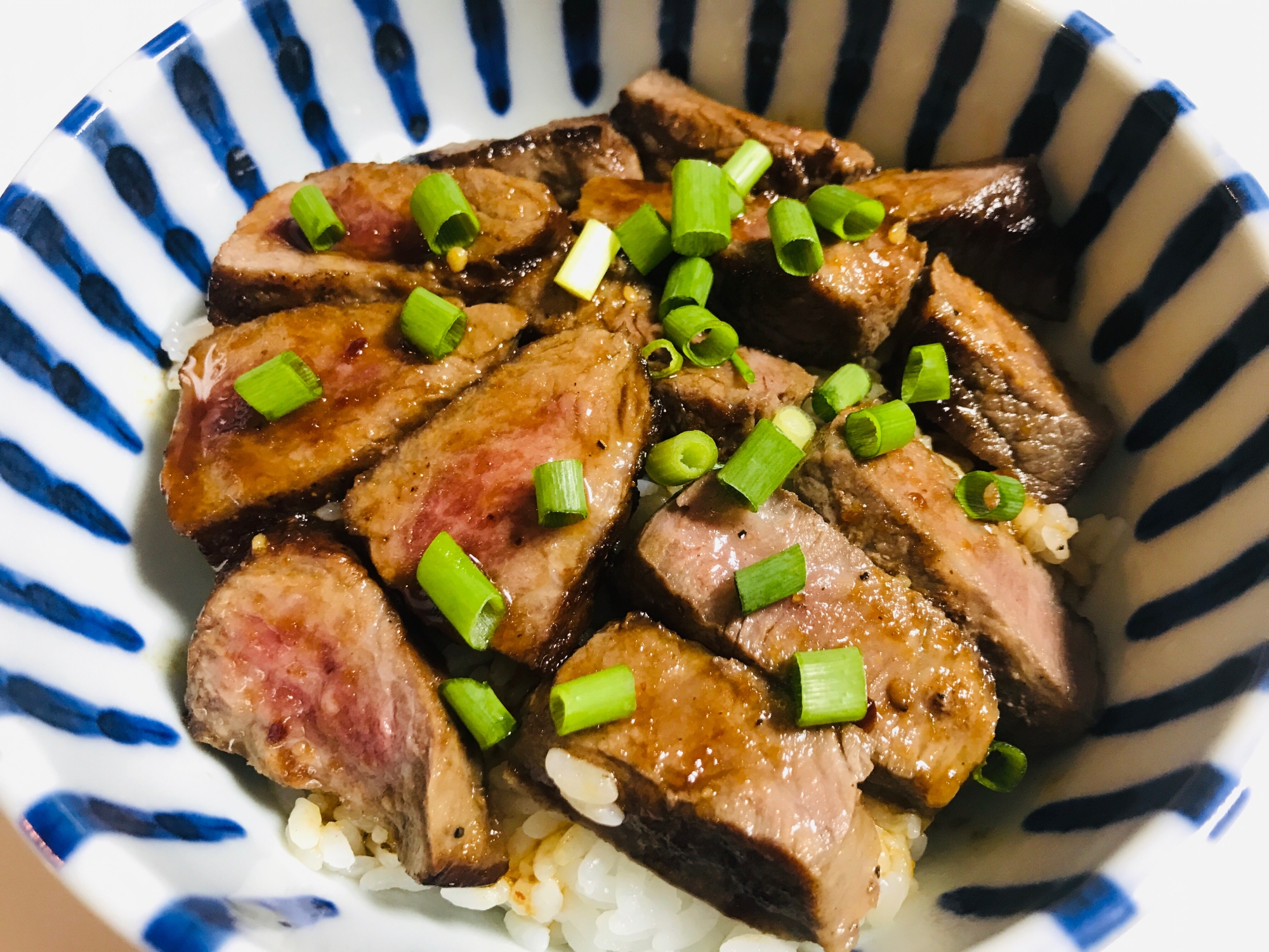 激ウマ タレが美味しいステーキ丼 レシピ 作り方 By あーちゃんちのご飯 楽天レシピ