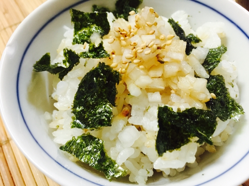 ダイコンのみじん切りと海苔のせごはん