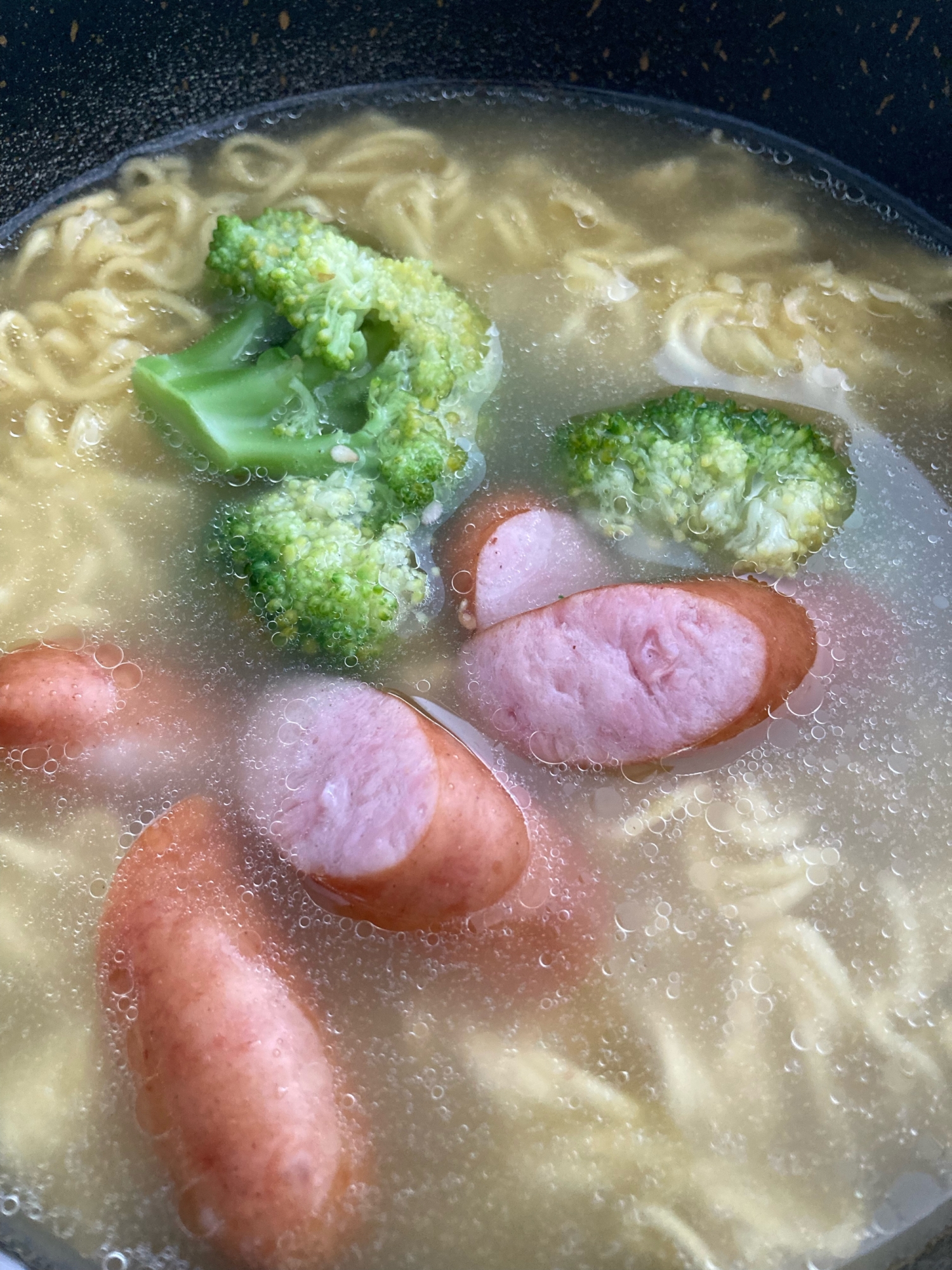 ウインナーとブロッコリーのラーメン