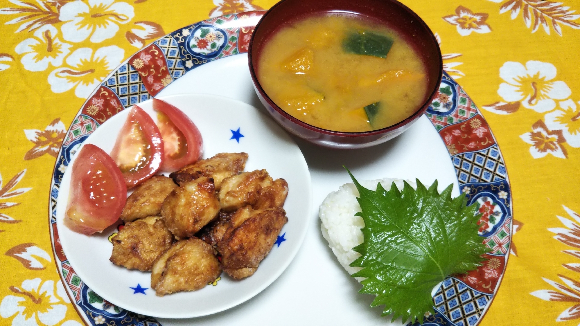 鶏むね肉のから揚げとカボチャの味噌汁と梅干しお握り