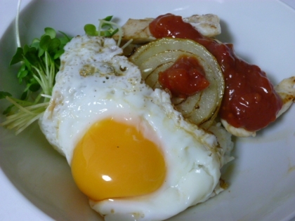 玉子の部分はオムライス風で、チキンもおいしくトマトソースにとても合いました。おうちでカフェっぽいご飯が作れて大満足です。