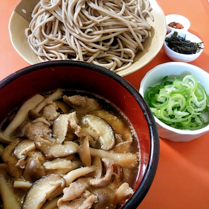 お肉とキノコがたっぷり♡肉つけ蕎麦