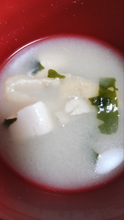 絹ごし豆腐・生わかめ・油揚げの味噌汁（昆布だし）