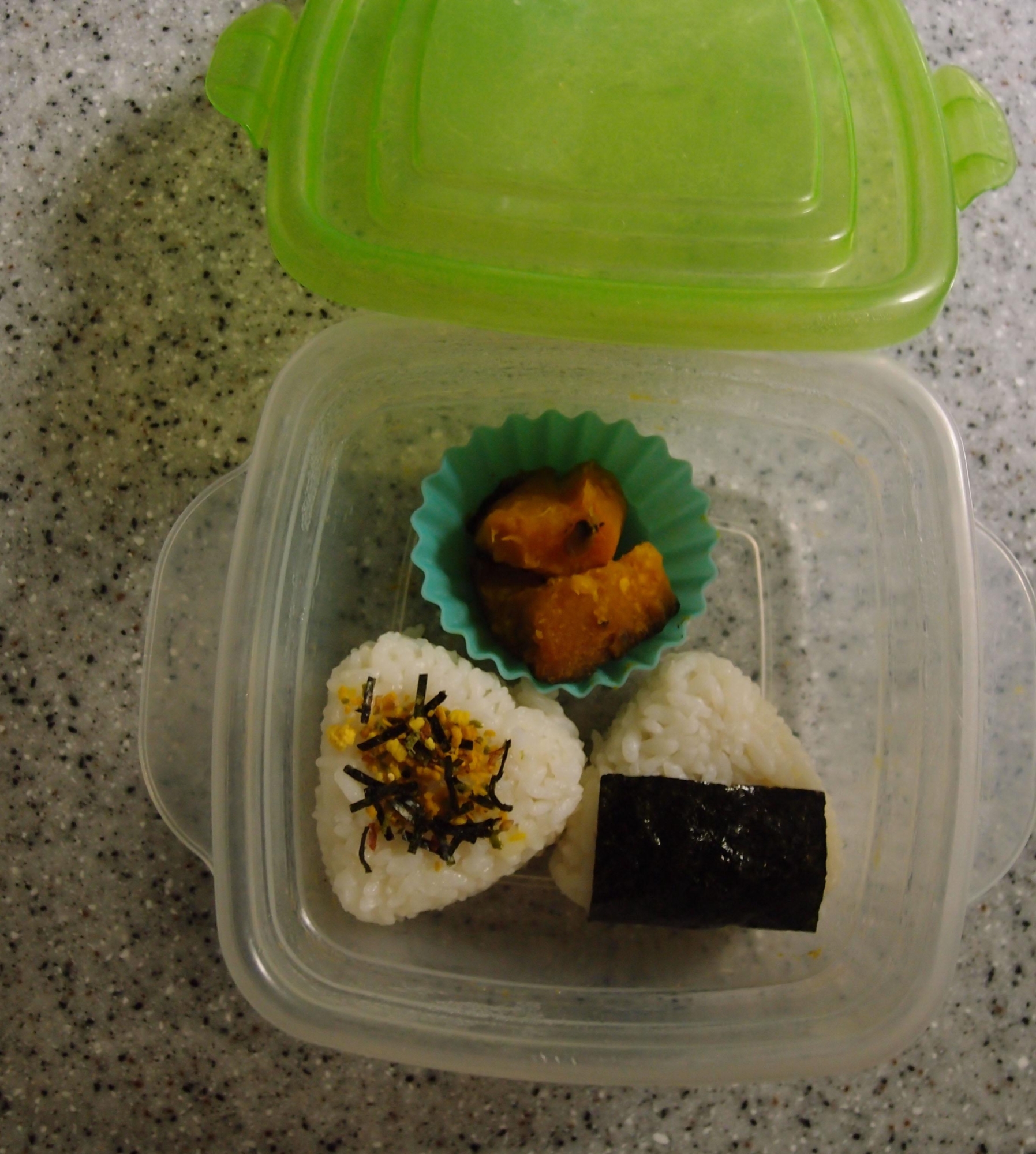 めざしのおにぎりとかぼちゃのめんつゆ煮のお弁当