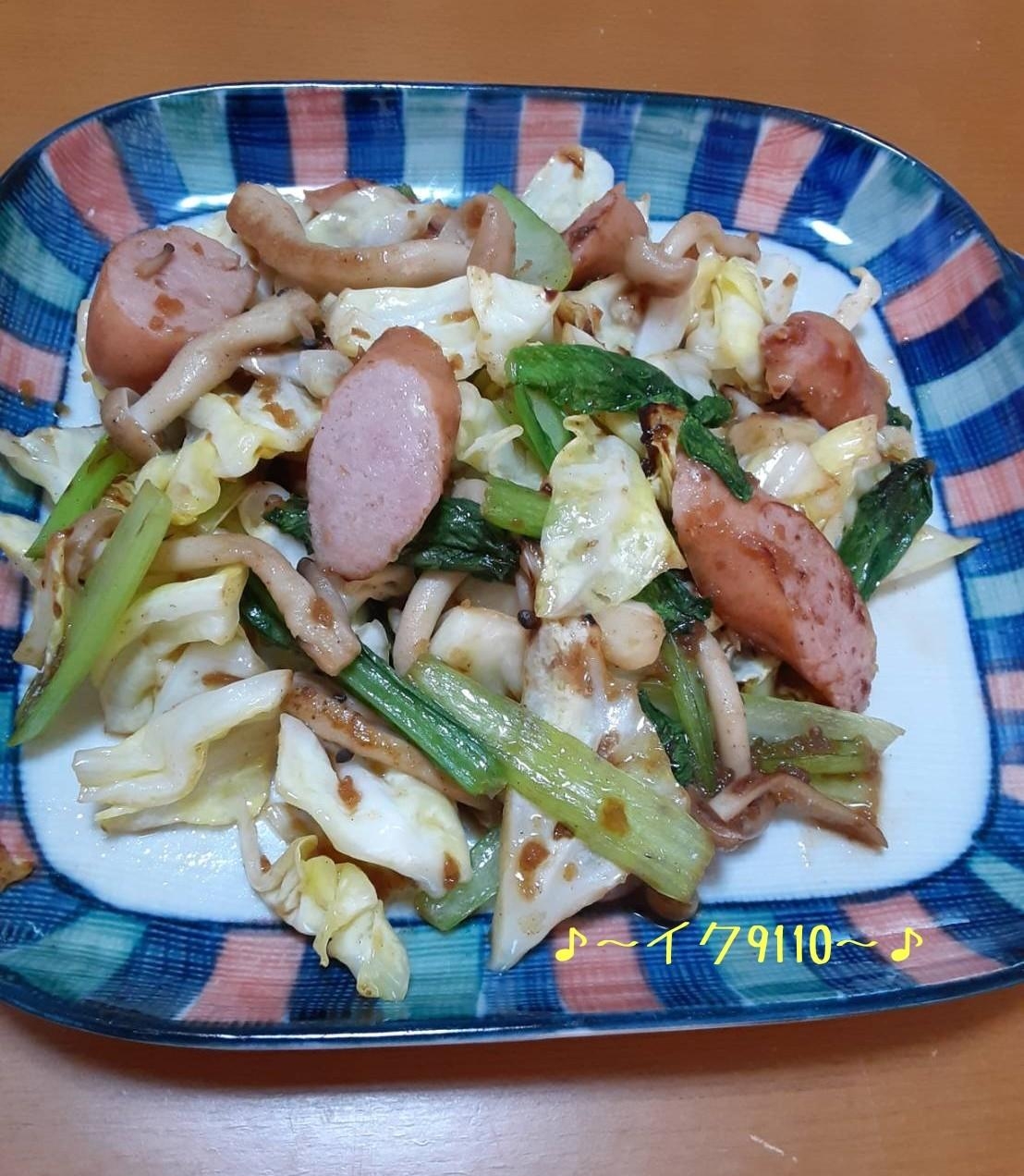 ウインナーとキャベツとしめじのステーキソース炒め