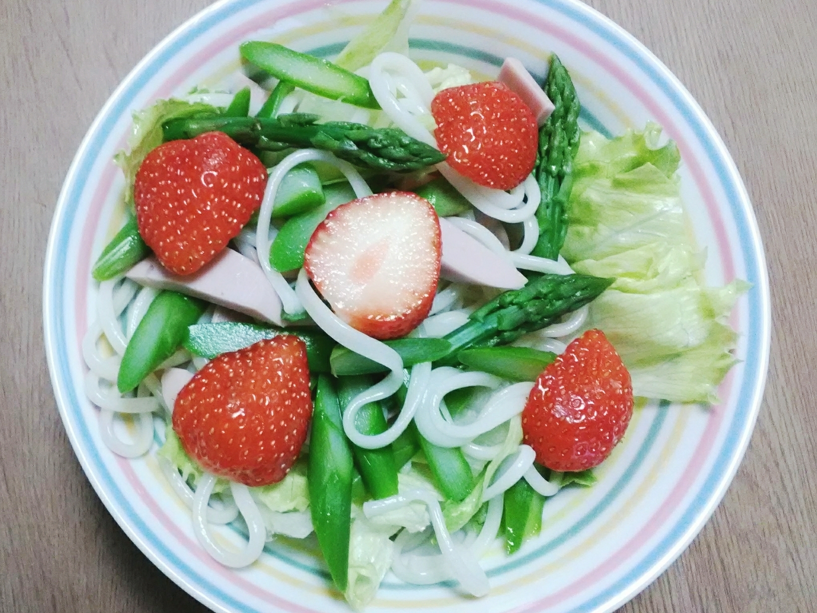 素麺とアスパラとレタスと苺のサラダ