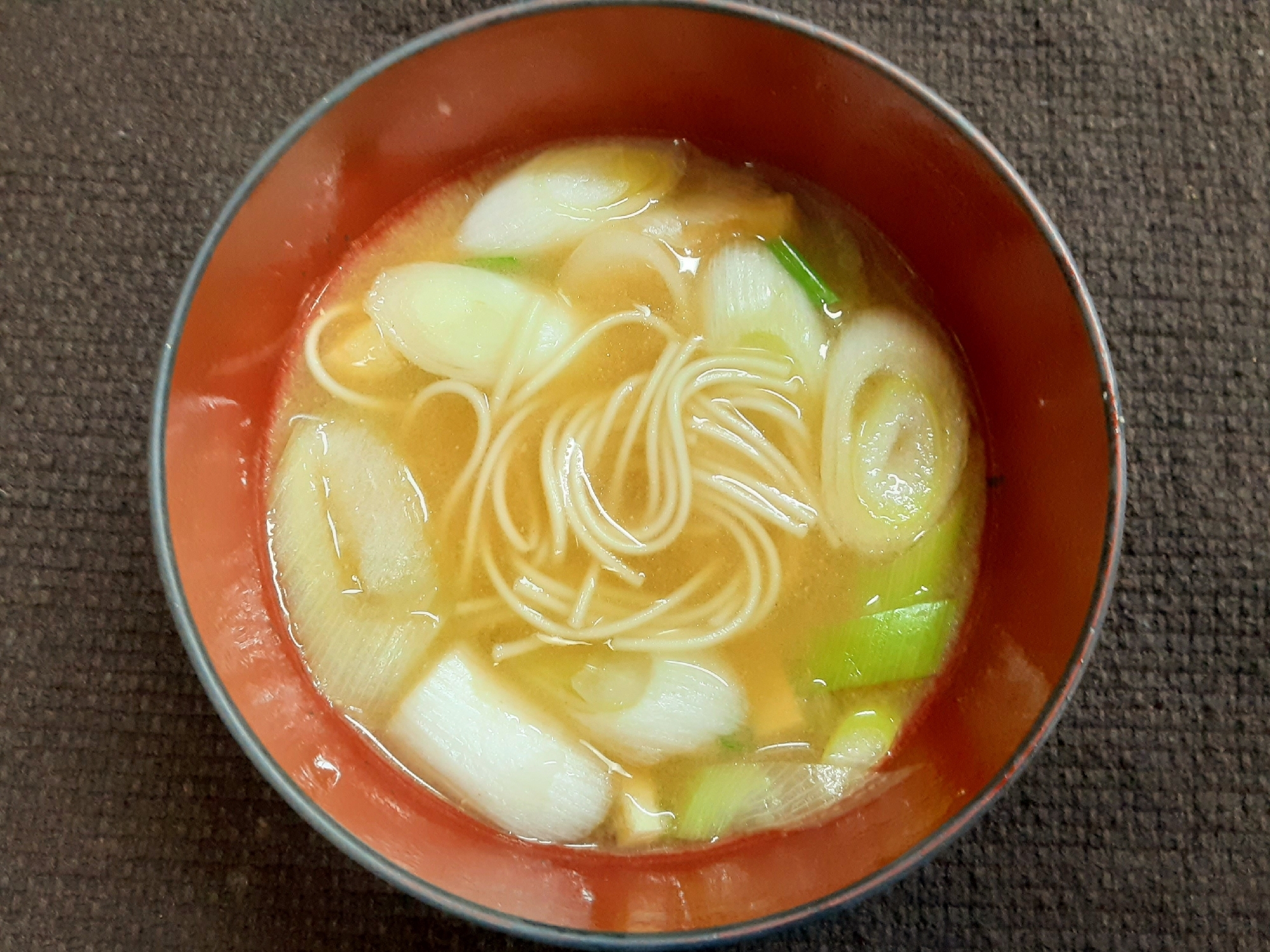 素麺と長ネギと油あげの味噌汁