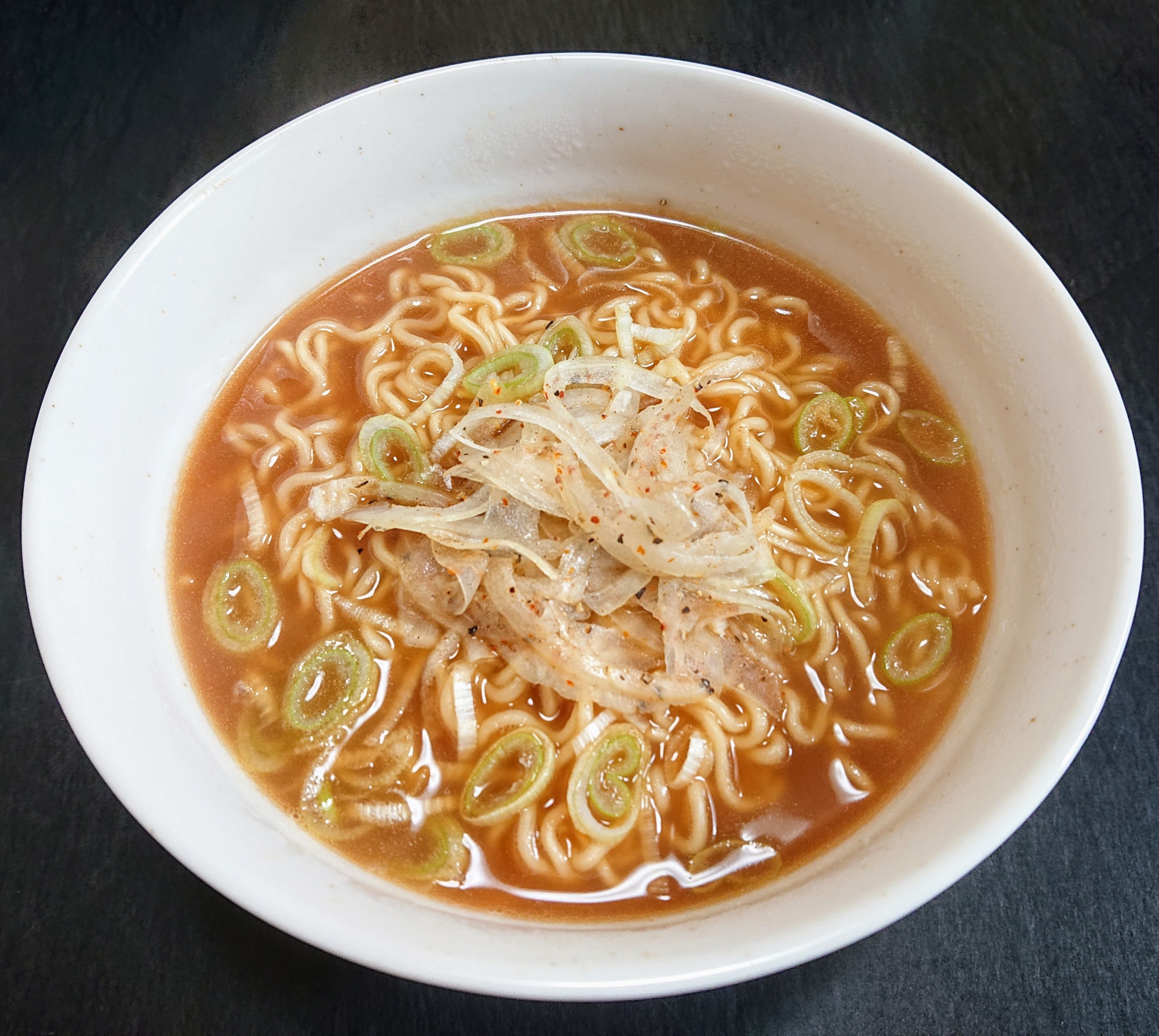 スパイシーオニオンのせ金ちゃん徳島ラーメン