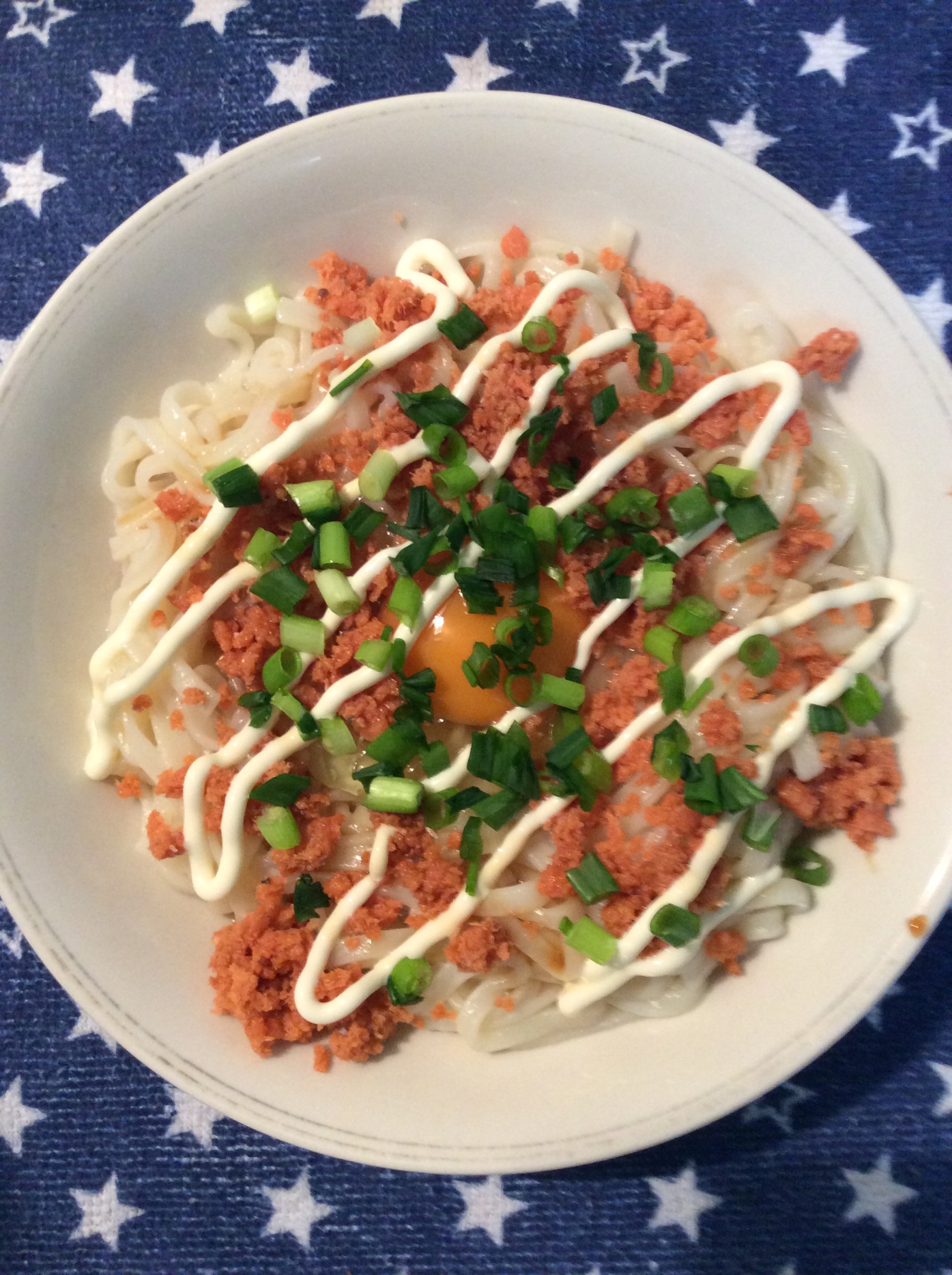 鮭フレークで簡単♪鮭マヨ釜玉うどん