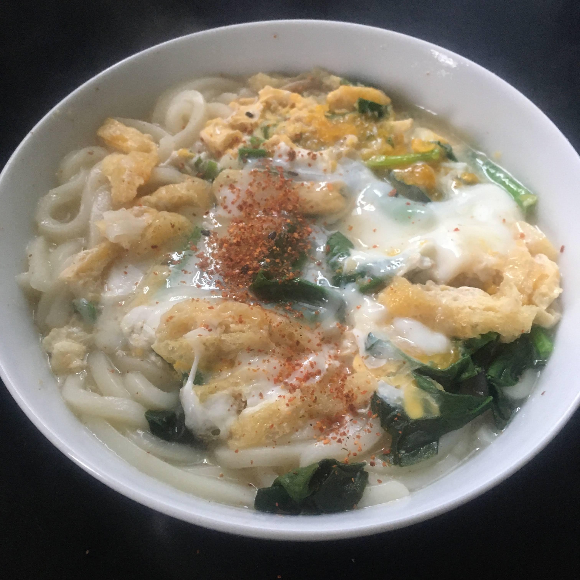 ほうれん草、油揚げ、卵の煮込みうどん