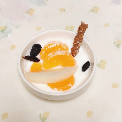 今日のヨーグルト♡ココア混ぜ林檎みかんレーズンのせ