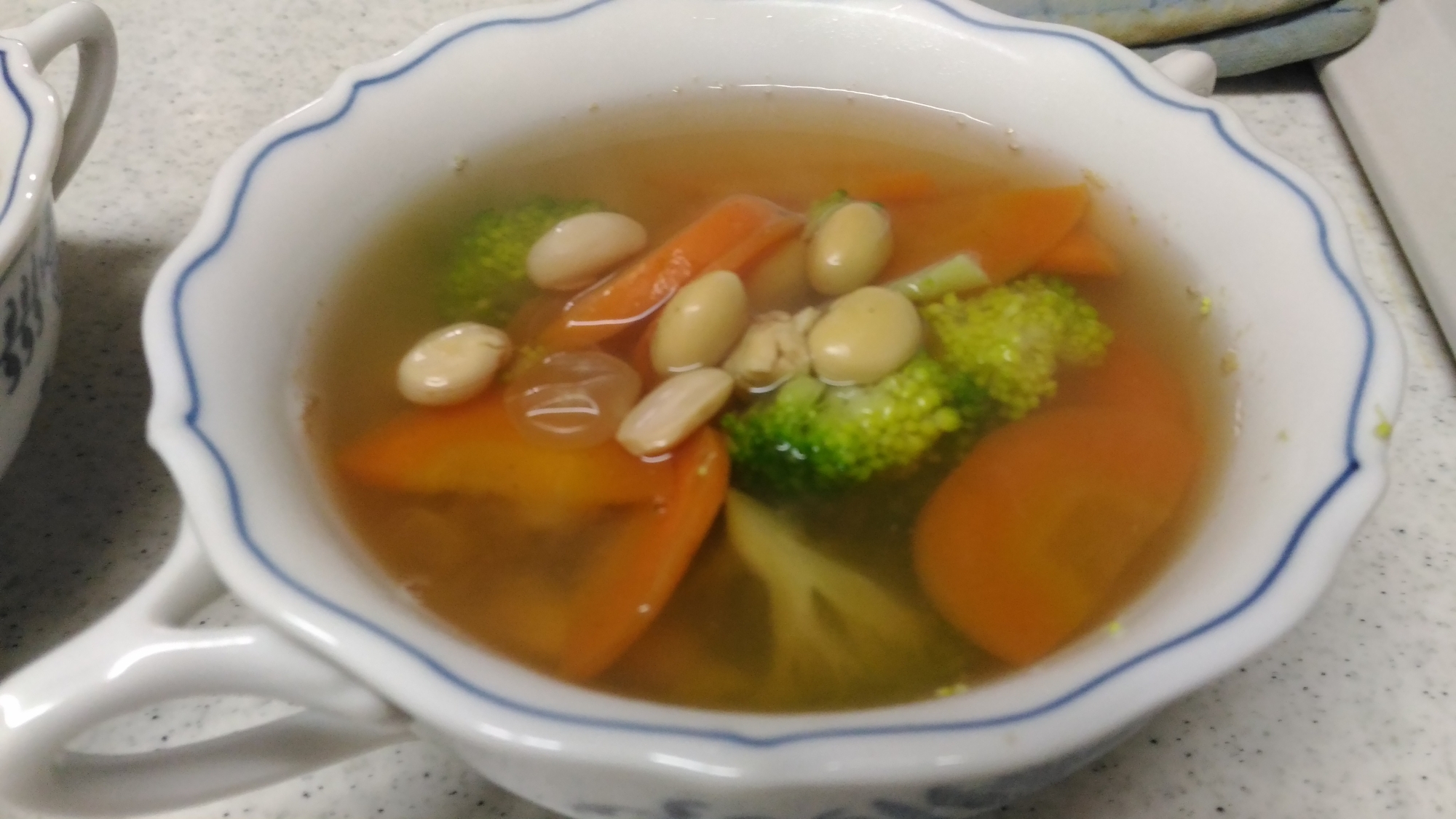 大豆とブロッコリー、人参の和風スープ