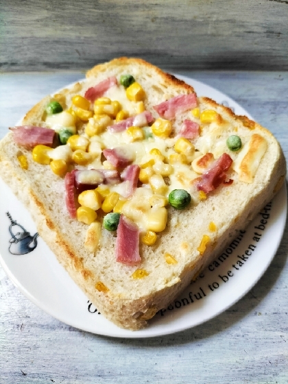 きょうはこちら♬新しいHBで焼いたパンで早速作ってみました❢グリーンピースとコーンで美味しいピザトースト✨素敵レシピ感謝です❦HB前のよりパワフルで静かです❣