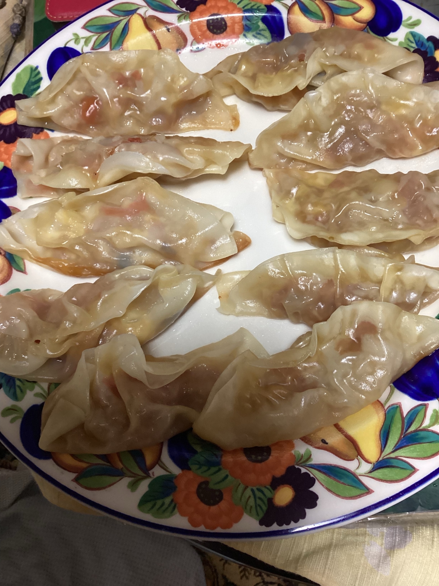 変わり餃子(具がトマト、キノコ、ベーコン、チーズ)