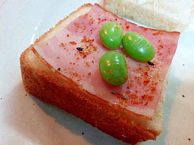 ベーコンと枝豆と七味唐辛子のミニトースト