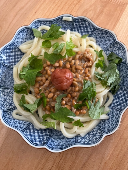 冷たい梅しそ納豆うどん