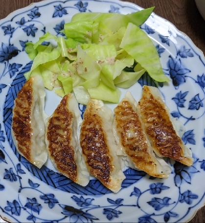 やっすい餃子をいかにおいしく食べるかがんばる