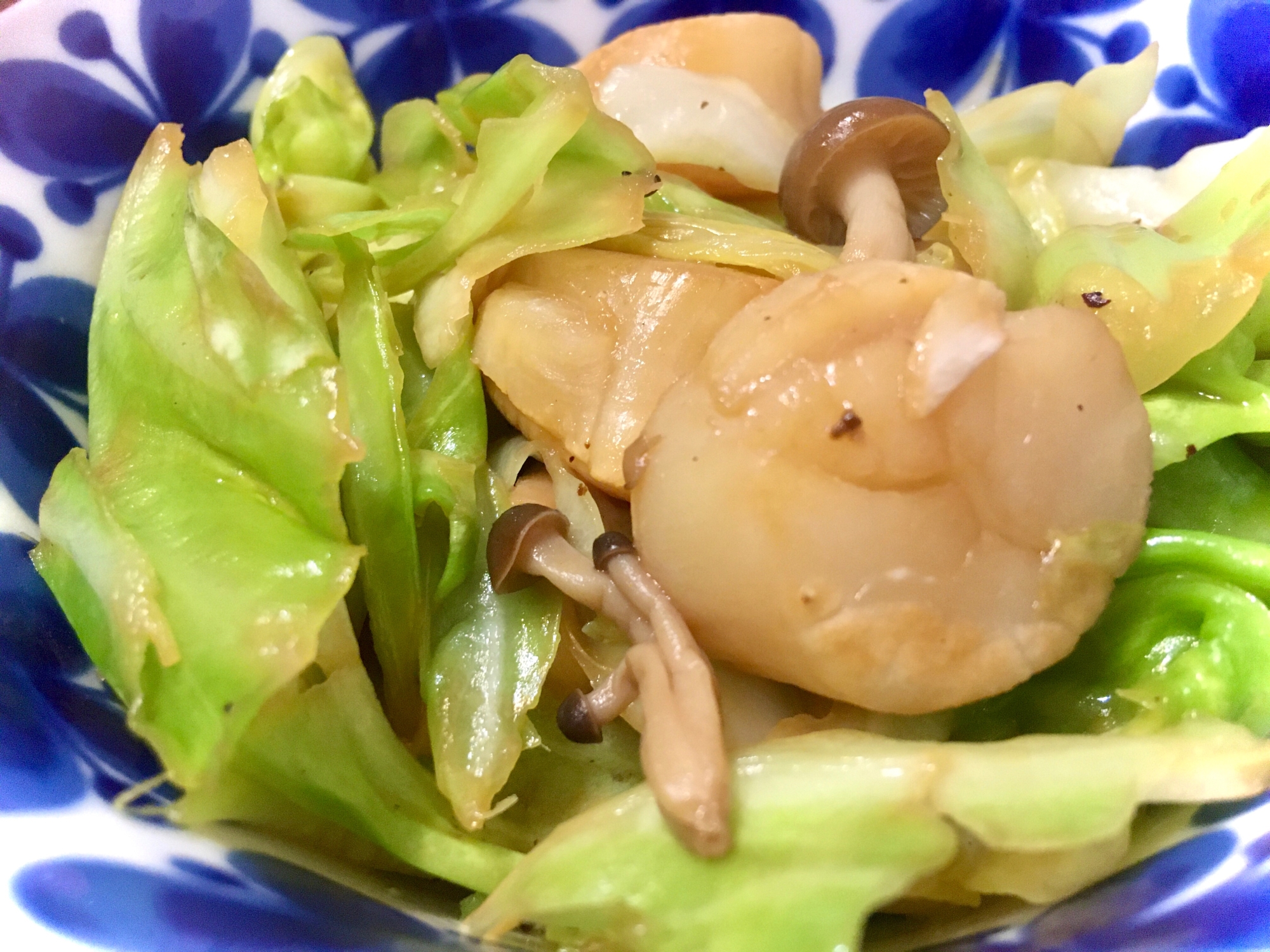 貝柱とキャベツとしめじのレモンバター醤油炒め