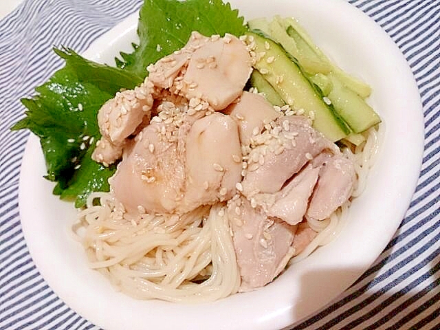 ボリューム満点の鶏ももの茹で鶏のそうめん