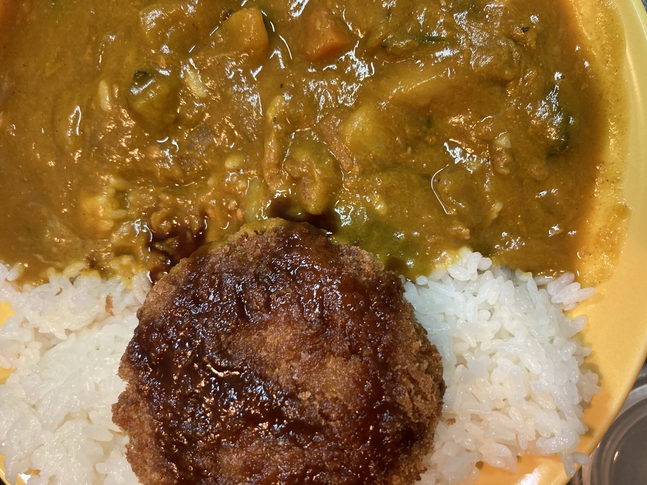 かぼちゃカレー　メンチカツのせ