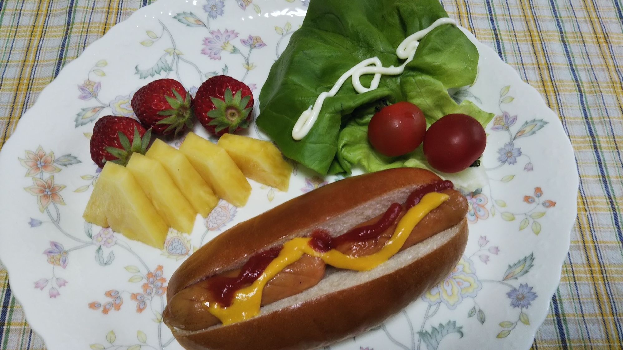 ホットドッグとフルーツと野菜の盛り合わせの朝食☆