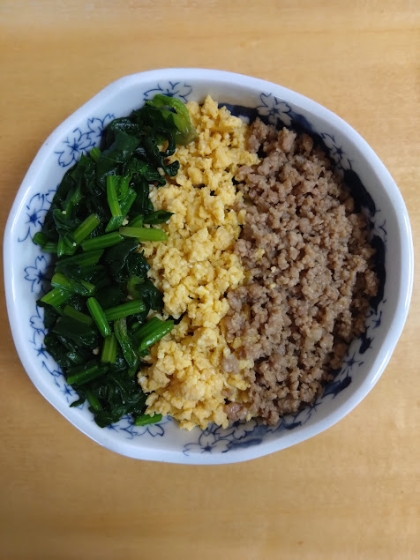 簡単定番♡三色そぼろ丼