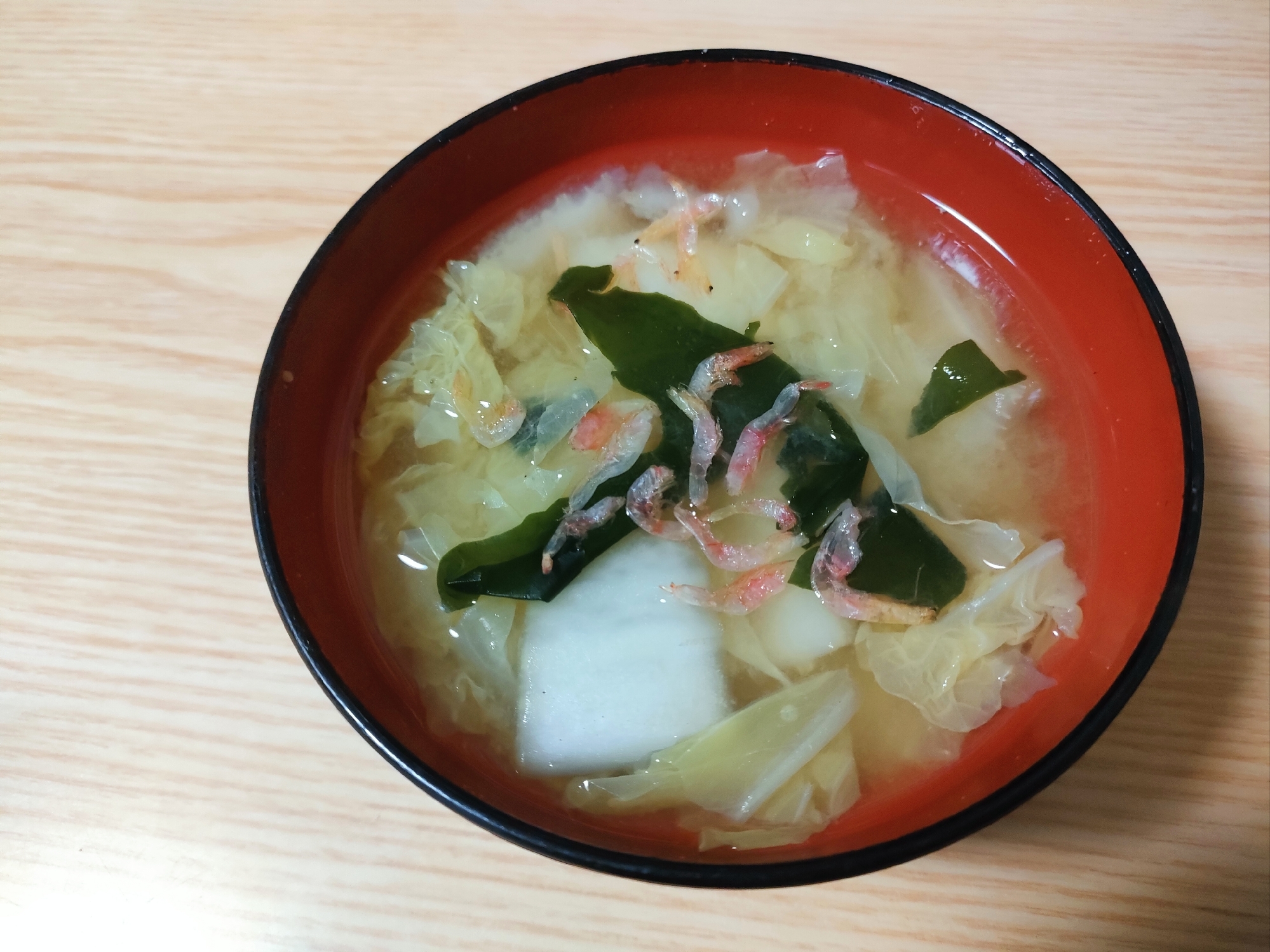 白菜とわかめとあみえびの味噌汁