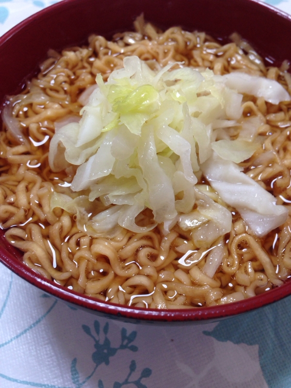 キャベツトッピング(*^^*)チキンラーメン☆