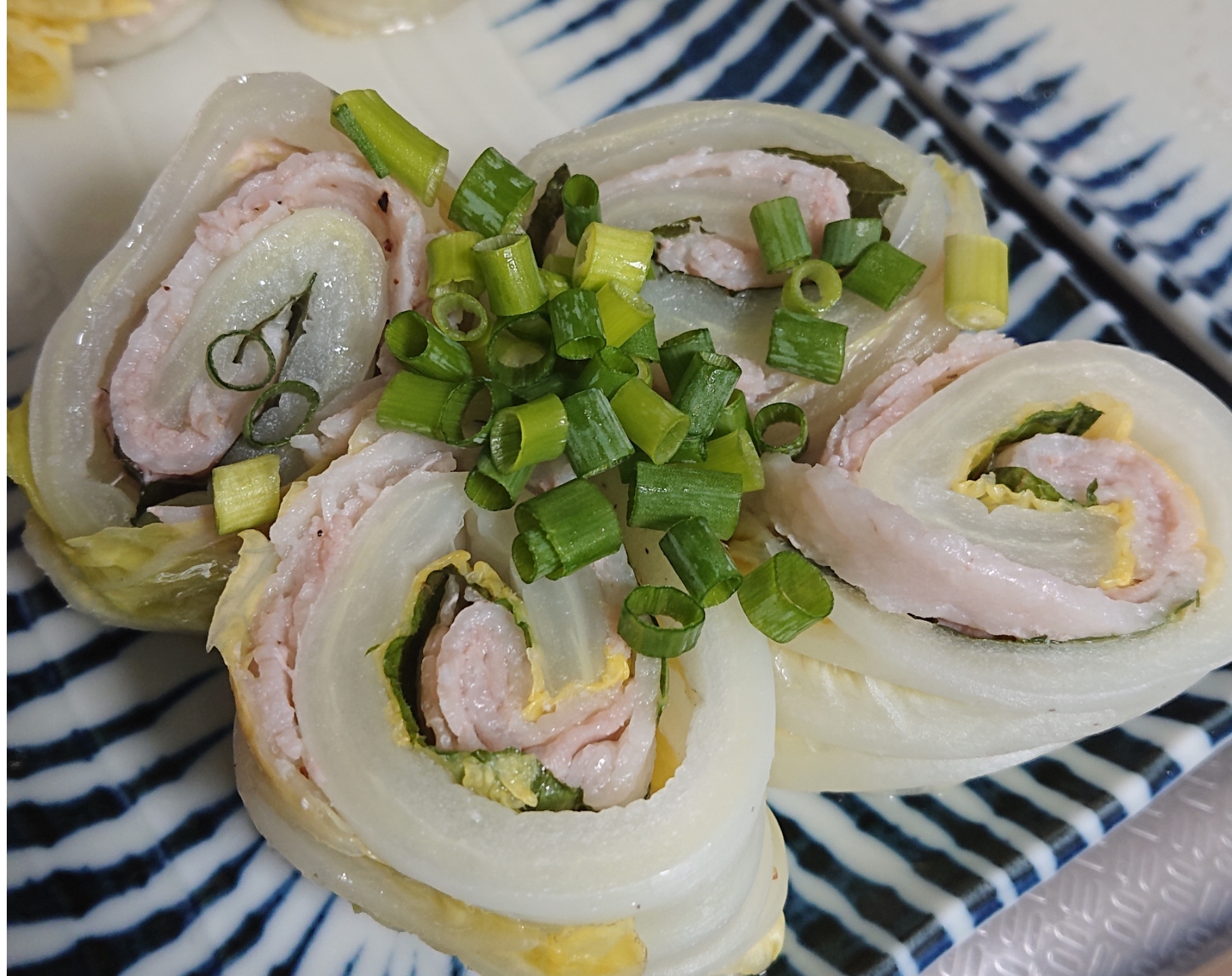 レンジで簡単！豚バラと大葉の白菜ロール！