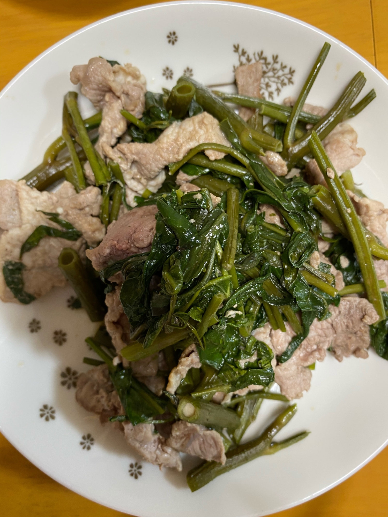 空心菜（クウシンサイ）と豚こま肉の炒め物