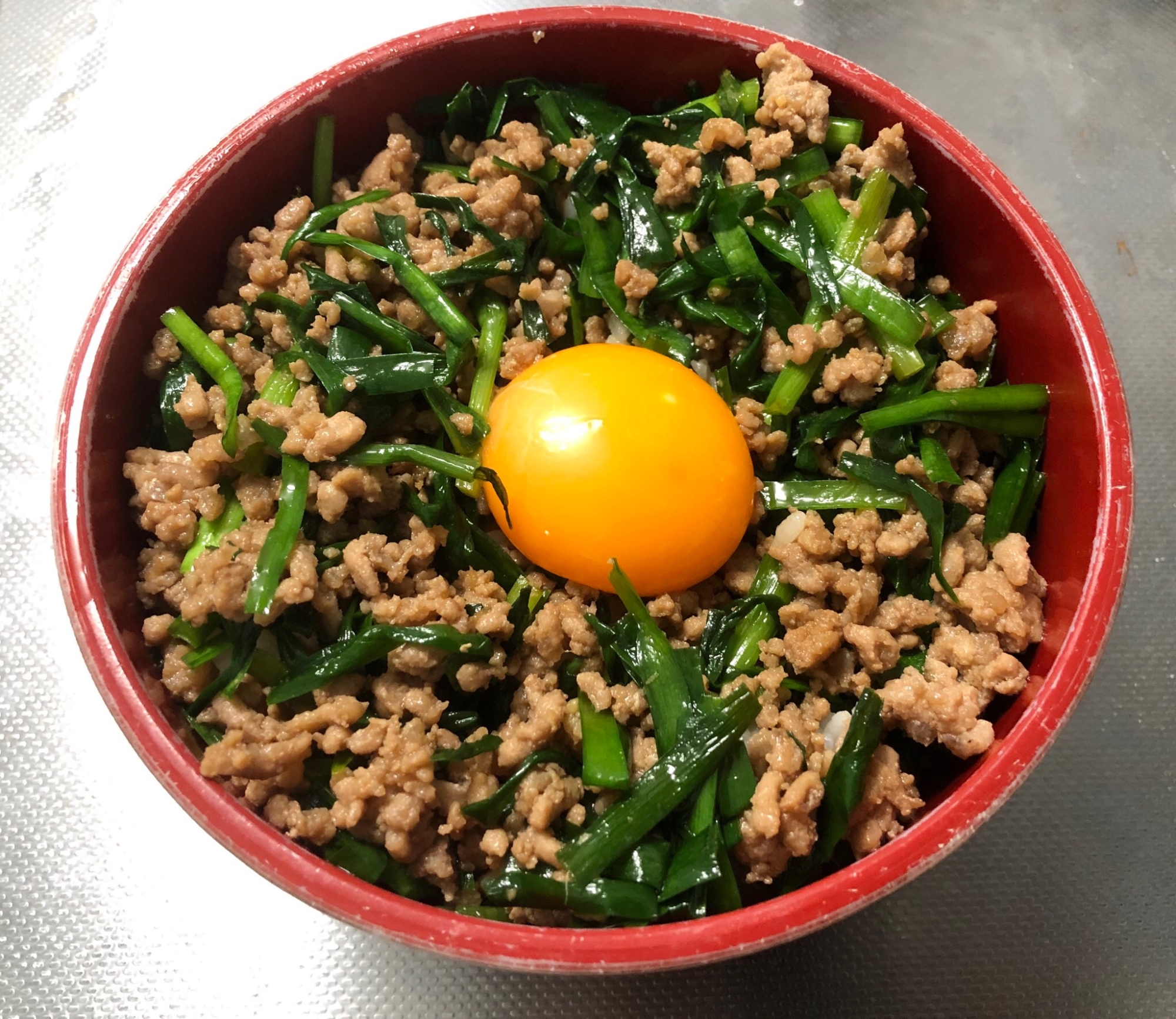 豚挽き肉とニラのスタミナ丼