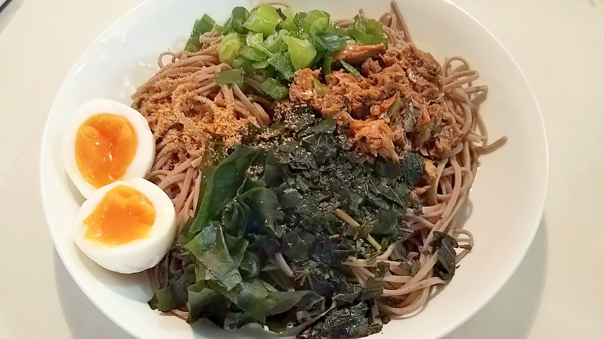 鯖缶とモロヘイヤののっけ蕎麦