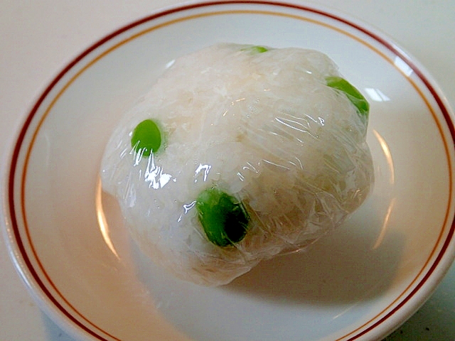 からしマヨで風味よい　枝豆と梅干しのおにぎり