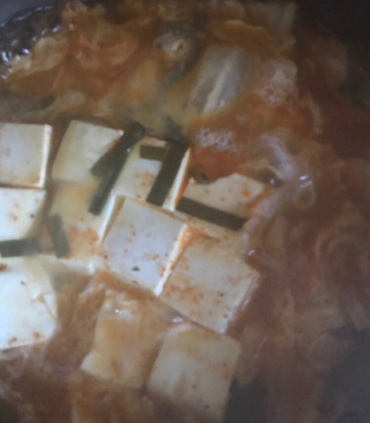 キムチ鍋の素で豆腐と白菜、ニラの卵とじ煮