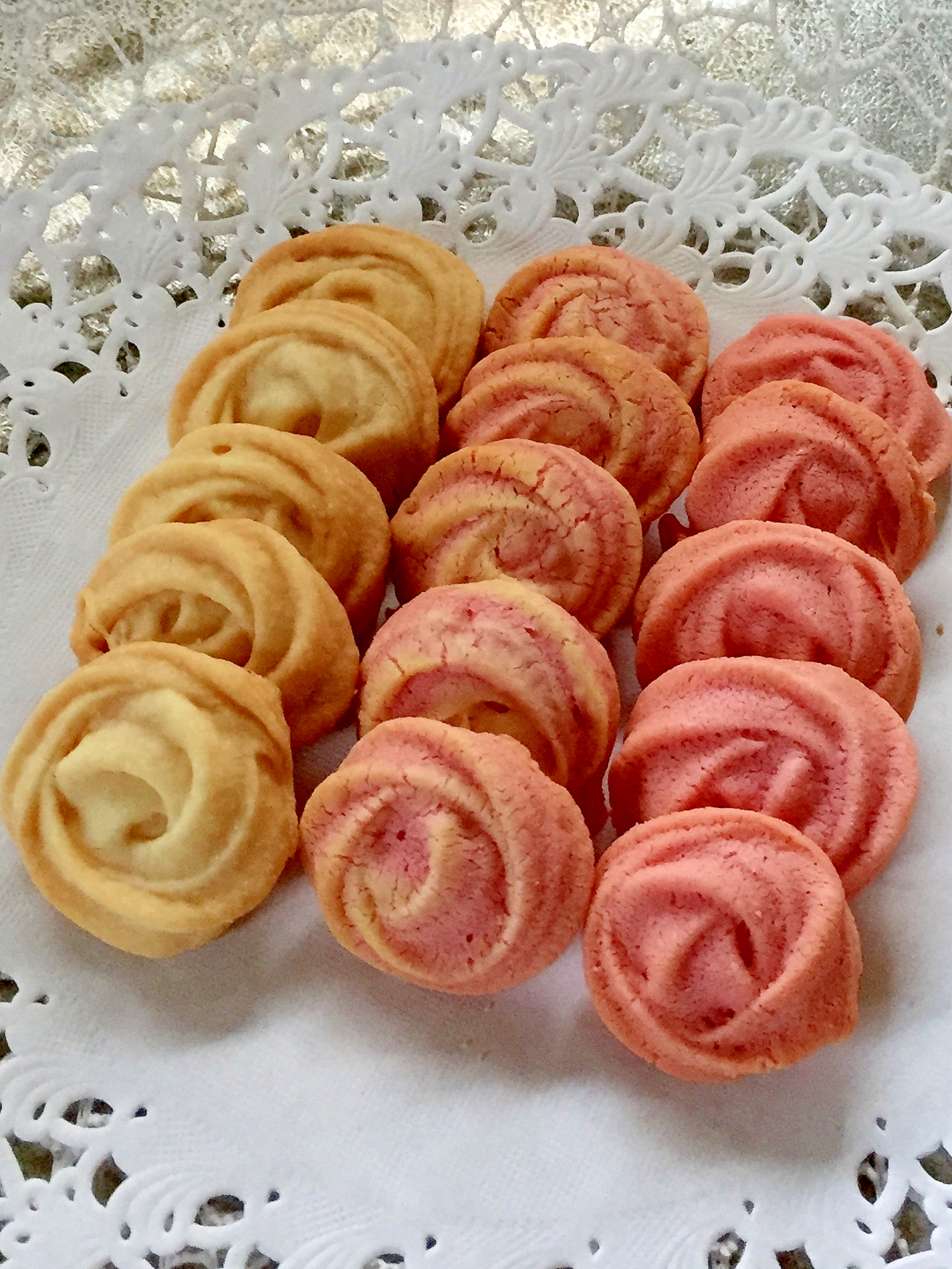 白とピンクの薔薇が花咲く♡絞り出し焼きチョコ