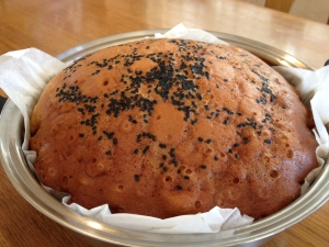 お鍋いっぱいに大きな黒糖蒸しパン