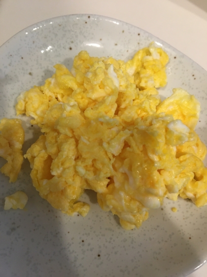 ふわふわの炒り卵が出来ました(o^^o)マヨネーズは万能ですね(๑>◡<๑)美味しく頂きました(^^)ごちそうさまでした♪