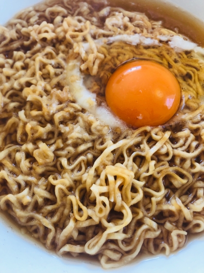 チキンラーメンアレンジ!缶詰のコーンと落とし卵