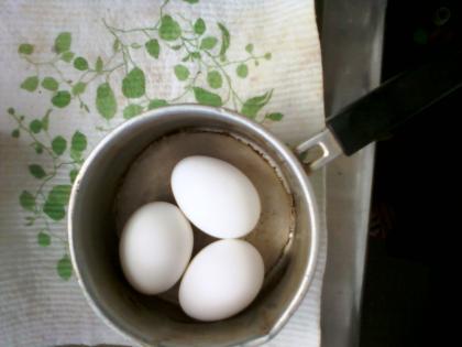 思ったより早く出来ました。これからはこの方法でゆで卵を作りたいと思っています。
小さい鍋、普段使ってないものを選んでしまったので汚れをお詫びします。