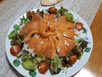 豪華なサラダに旦那も大喜び♪野菜嫌いな旦那ですがいつもよりモリモリ野菜も食べてくれました！