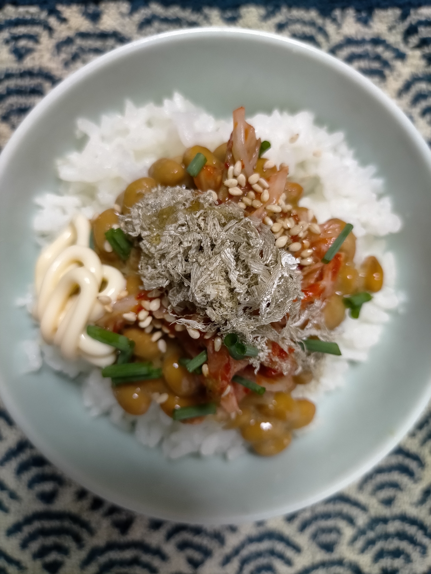 とろろ昆布とごまとねぎのキムチマヨ納豆ご飯