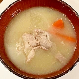 豚肉以外は大根とにんじんだけの　豚汁