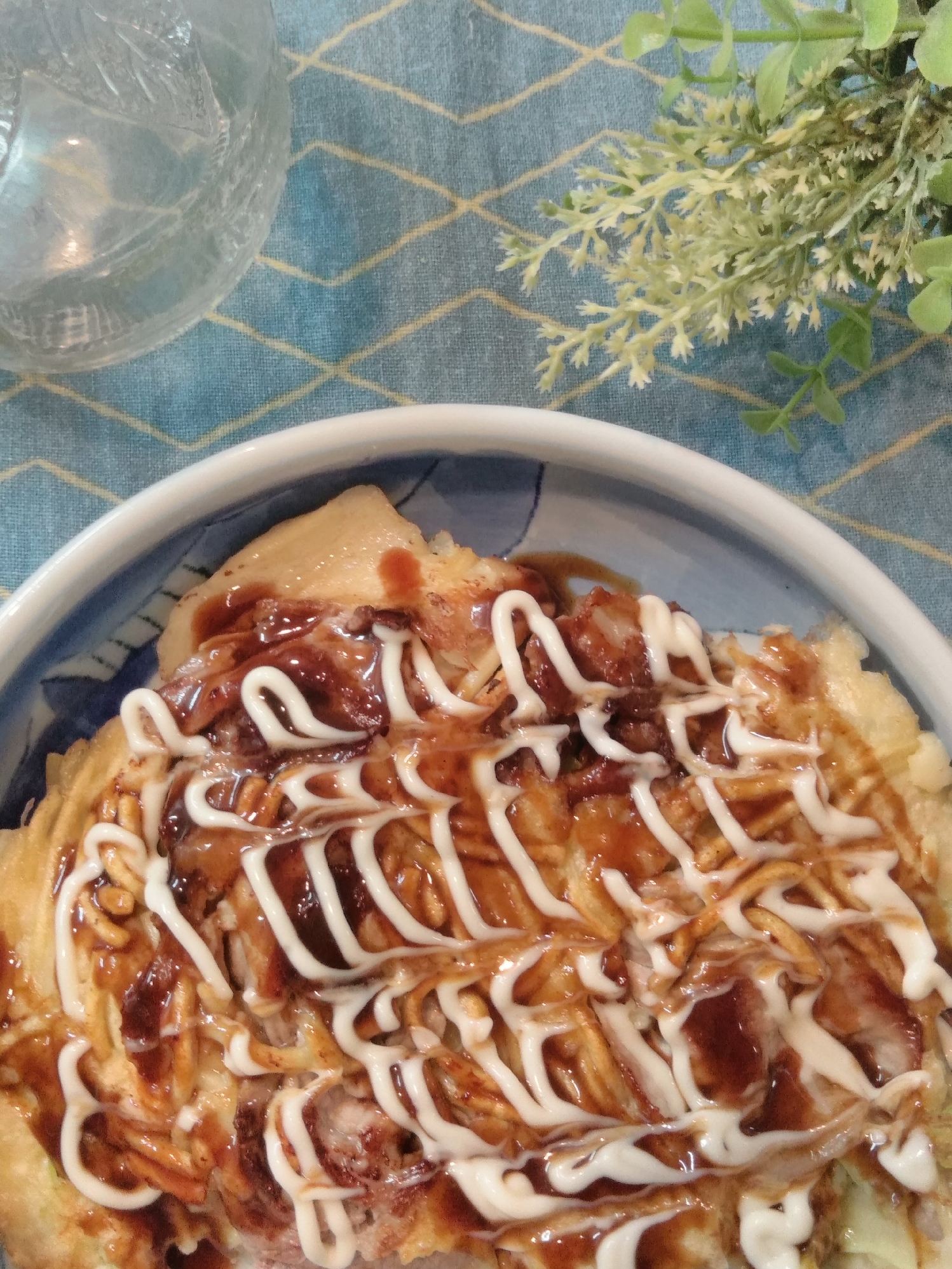 白地に青い模様入りの皿に盛られたちゃんぽん麺でお好み焼き風