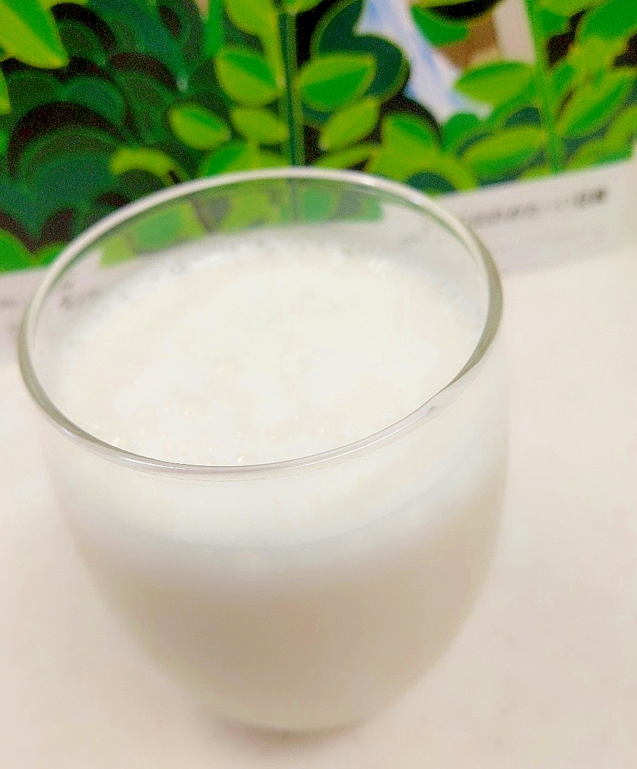 透明なグラスに入った塩レモンとバナナのヨーグルトスムージー