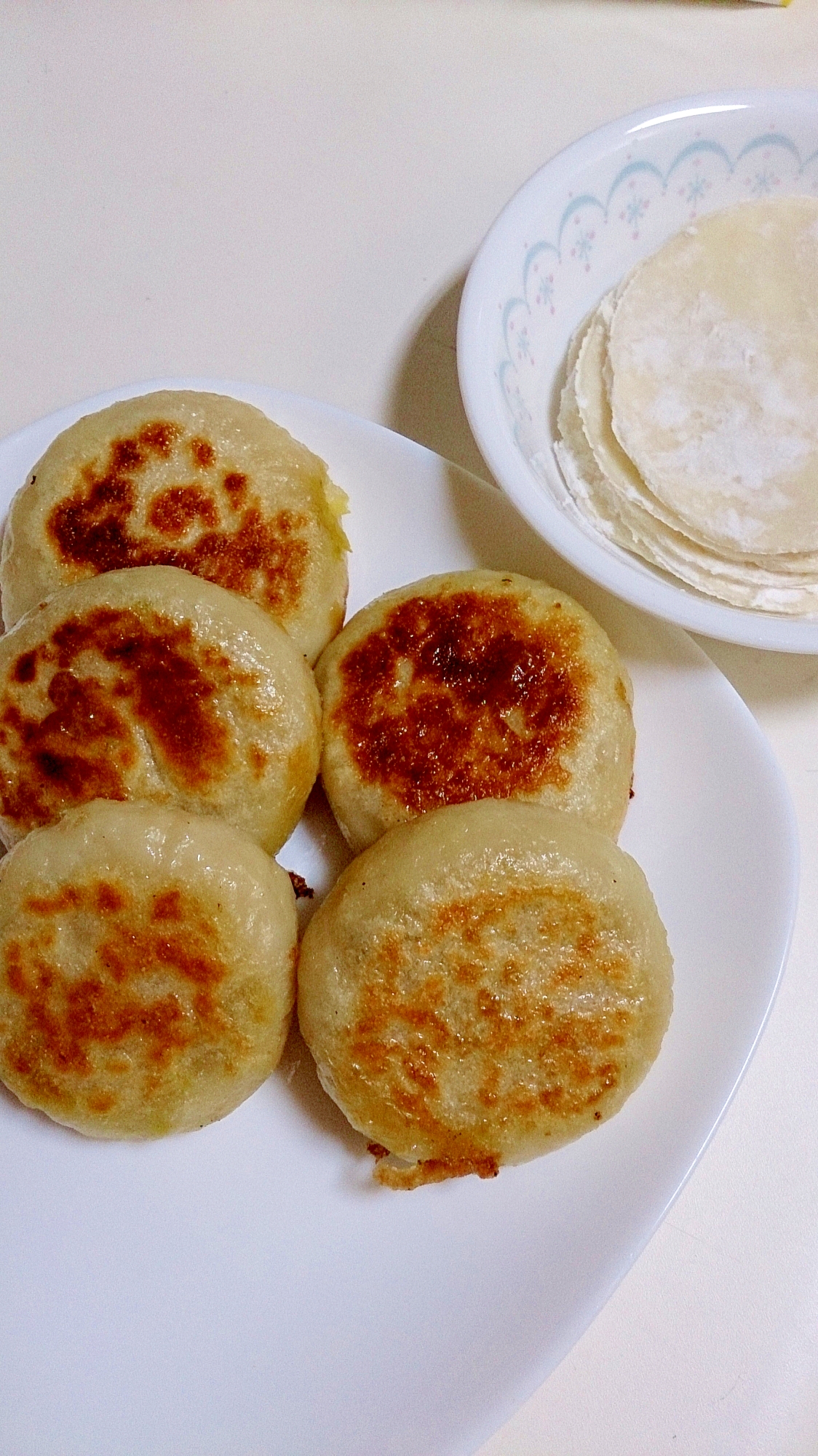 お焼き・・と、余った生地は餃子の皮にしてしまおう！