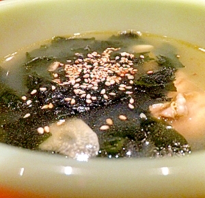 牡蠣とワカメの食べるスープ