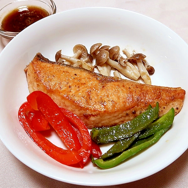 鮭のムニエル バター醤油で 減塩 低カリウム志向 レシピ 作り方 By Si Ze2k 楽天レシピ 鮭のムニエル バター醤油で 減塩 低カリウム志向 レシピ 作り方 By Si Ze2k 楽天レシピ