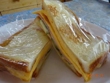 卵とハムとチーズのサンドイッチ