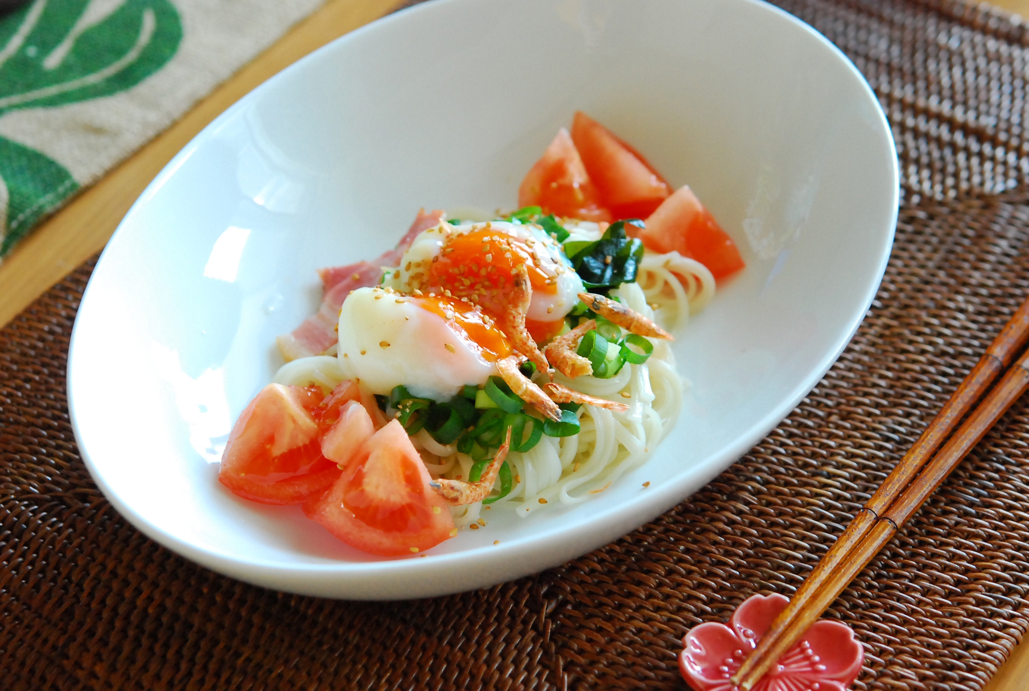 とろーり卵をのっけて、稲庭サラダうどん♪