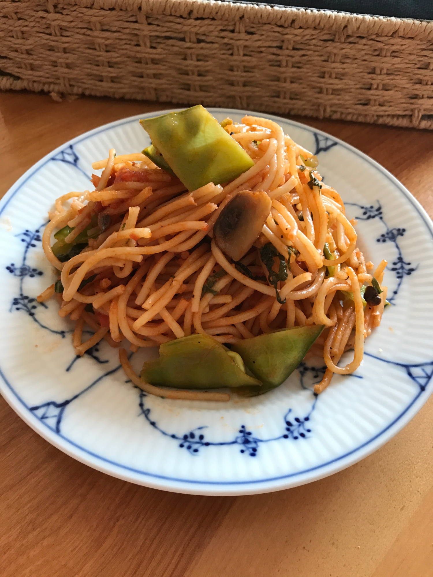 絹さやとキノコの青じそトマトパスタ